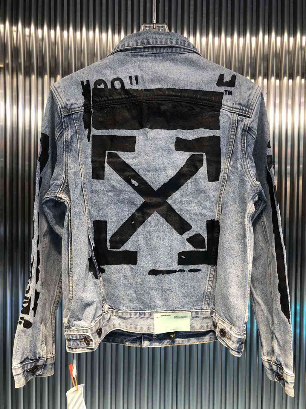 OFF WHITE